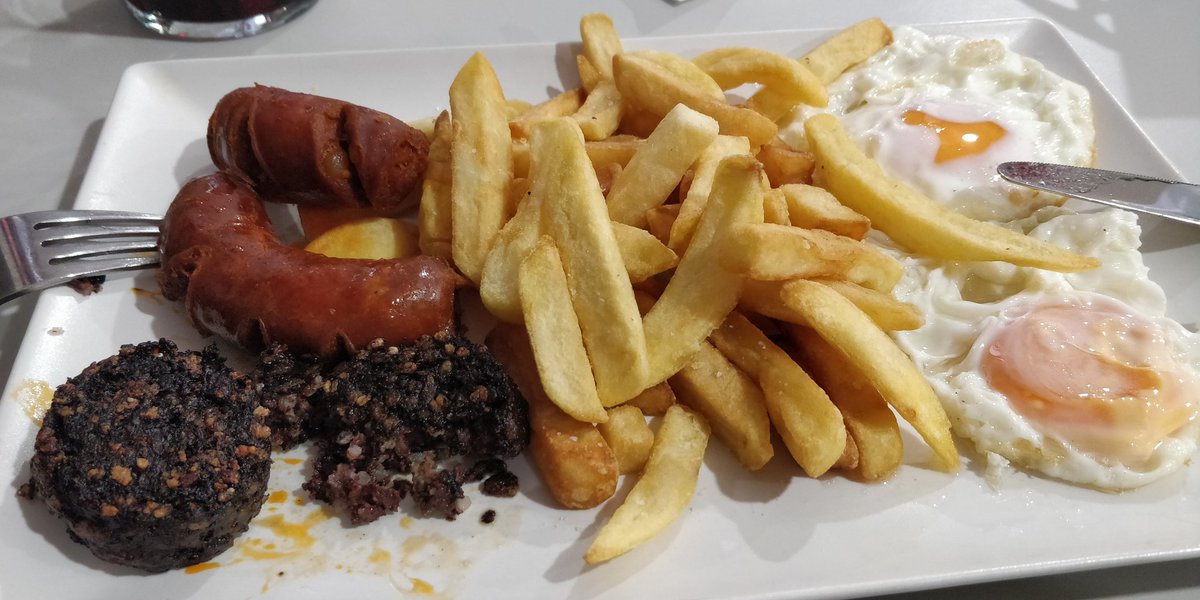 Trampantojo de avena, frambuesas, arándanos y leche con melocotón.