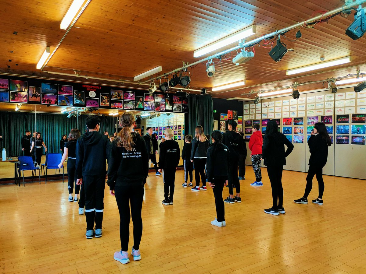 Hillingdon_TT's tweet photo. Whilst there may be no TT for our 6-18 year olds today due to the storm, our mini's class is still open! 💨

Students keep working on those monologues! We will still be using those soon 🎭 

#hillingdontheatretrain #dancingforkids #choosetheatretrain #hillingdonschools https://t.co/81tNBGX9tH