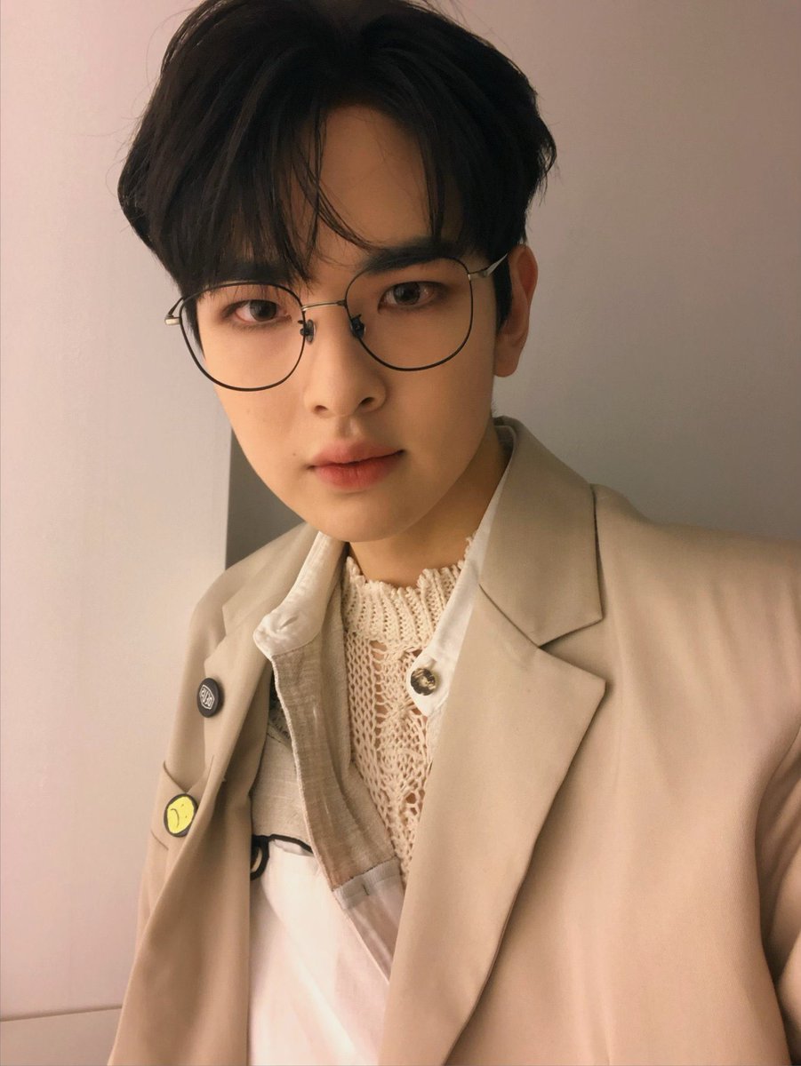 muwishthinker's tweet photo. #mu in glasses https://t.co/avN4hok15I