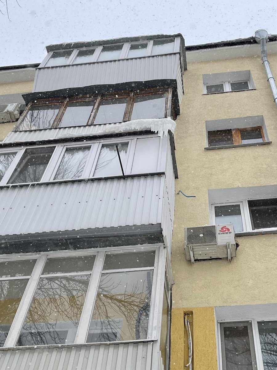 А Овсеенко 101кв29 не можем заставить сбить кусок льда. Внизу находится парикмахерская. Люди могут пострадать приходят и дети.