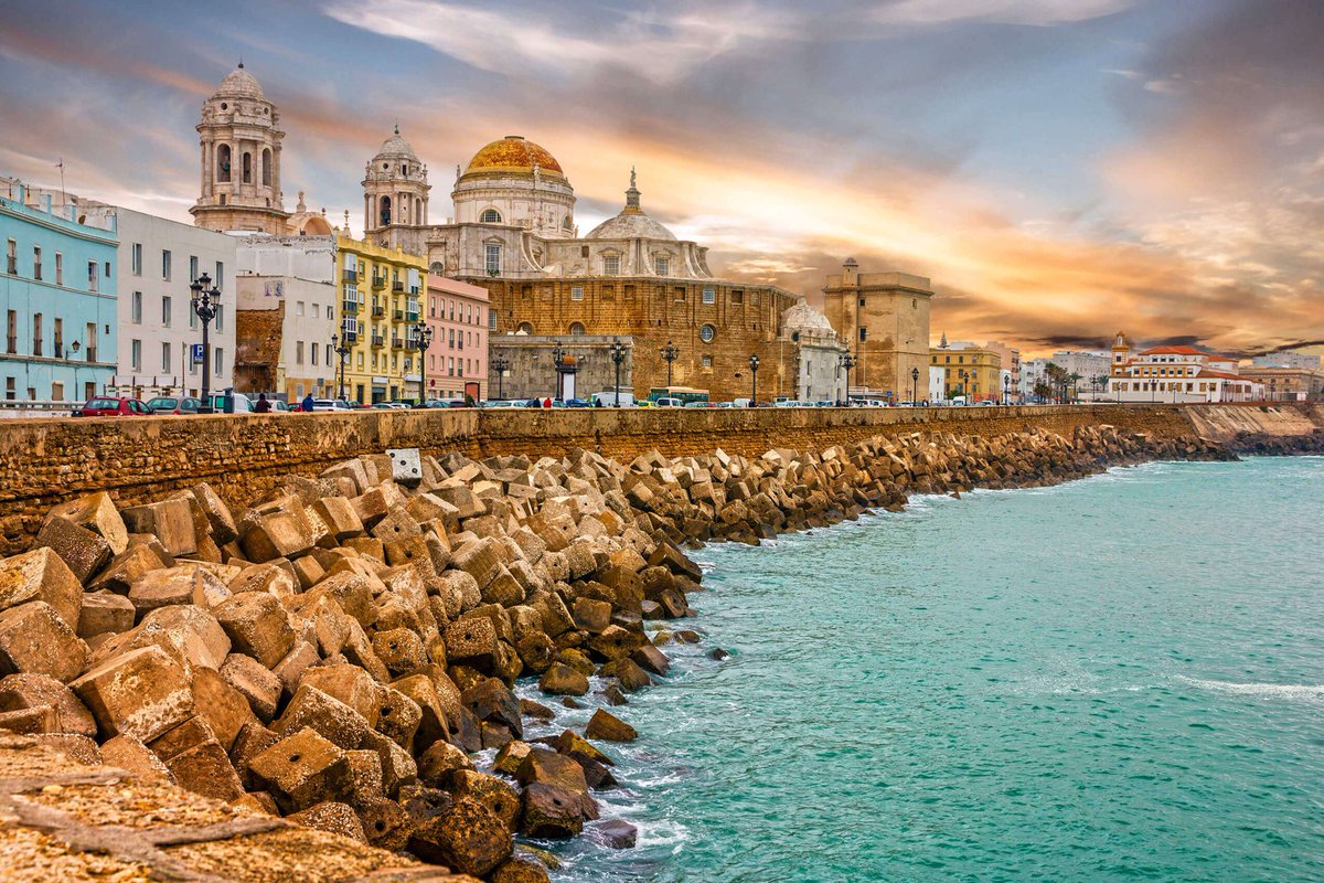Albertofm20's tweet photo. Hola buenas, ¿Sabías que en Cádiz hay una niña muerta en su catedral vestida de comunión?¿Que la fachada tiene dos colores?
¿Que sus casas tienen cañones en las paredes?

Vamos a darnos una vuelta por Cádiz 🌊 🌞 

[Abro minihilo] https://t.co/3A6sBhiZOd