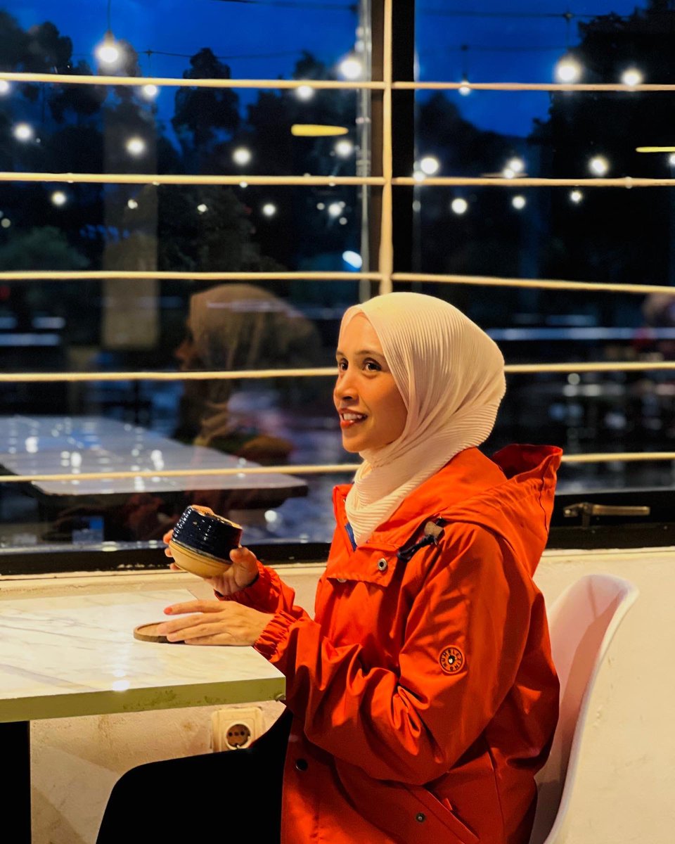 EndangHyder's tweet photo. @zaimnajwa Suggesting my self, weight 44kg, mom of 3. From Perak. Pictures taken during recording single violin instrumental in Bandung. https://t.co/6mmb23qVL7