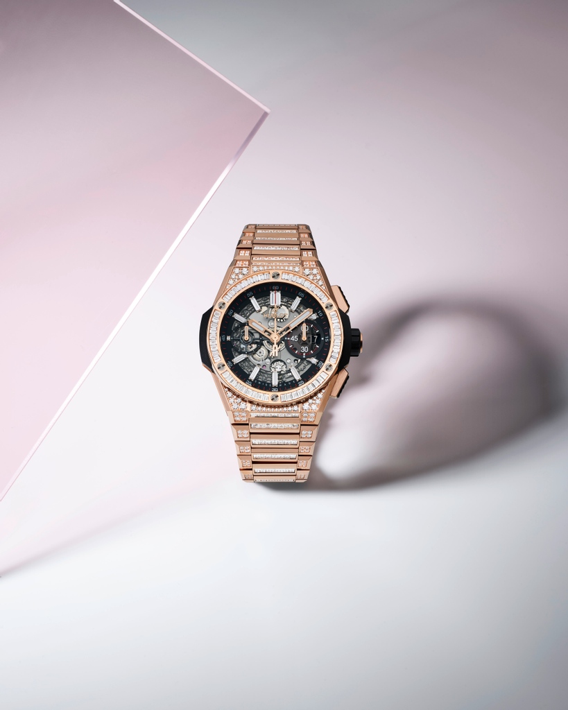 Hublot's tweet photo. A technological feat embellished by radical luxury: our #BigBang case with its integrated bracelet in King Gold.  #BigBangIntegral King Gold Jewellery. https://t.co/2mGyBP7upq