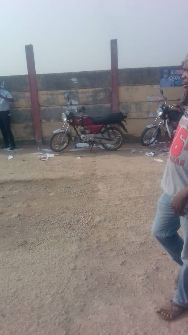 IleowoKikiowo's tweet photo. In Osogbo Ward 5, no primary election taking place. Alh. Moshood Adeoti’s poster torn and everybody sent away.

I guess they will also write result for that ward in their sitting room. This is a charade! 😂😂😂😂😂

#OsunAPCDecides
#LikeWardCongressLikeGuberPrimary https://t.co/1MPqbw4pa2