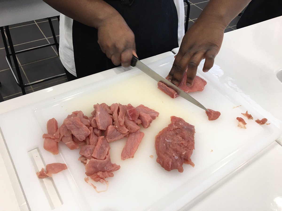 collegebdc77's tweet photo. #vuaucollege Ateliers cuisine pour les élèves d’Ulis avec #isatelier grâce au parc du Gâtinais. En vedette, cuisine des produits du Gatinais et dégustation !!! #educationaugout #BdcE3D https://t.co/lDGCzkbrmi