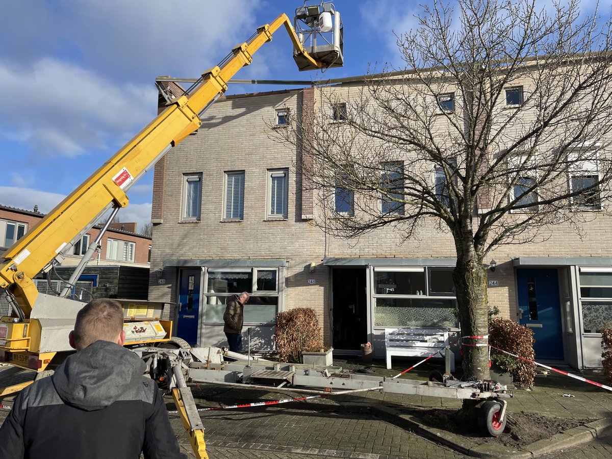 michielwill's tweet photo. Ongelooflijk wat een ravage aan Sichtermanmarke. Dak eraf en verwarmingen uit, bewoners zijn enorm geschrokken. Staan nu eensgezind voor opgave om woning snel wind- en waterdicht te krijgen. Respect voor hulpdiensten vannacht en aannemer vandaag. #helpendehanden https://t.co/i9WdbFk5x2