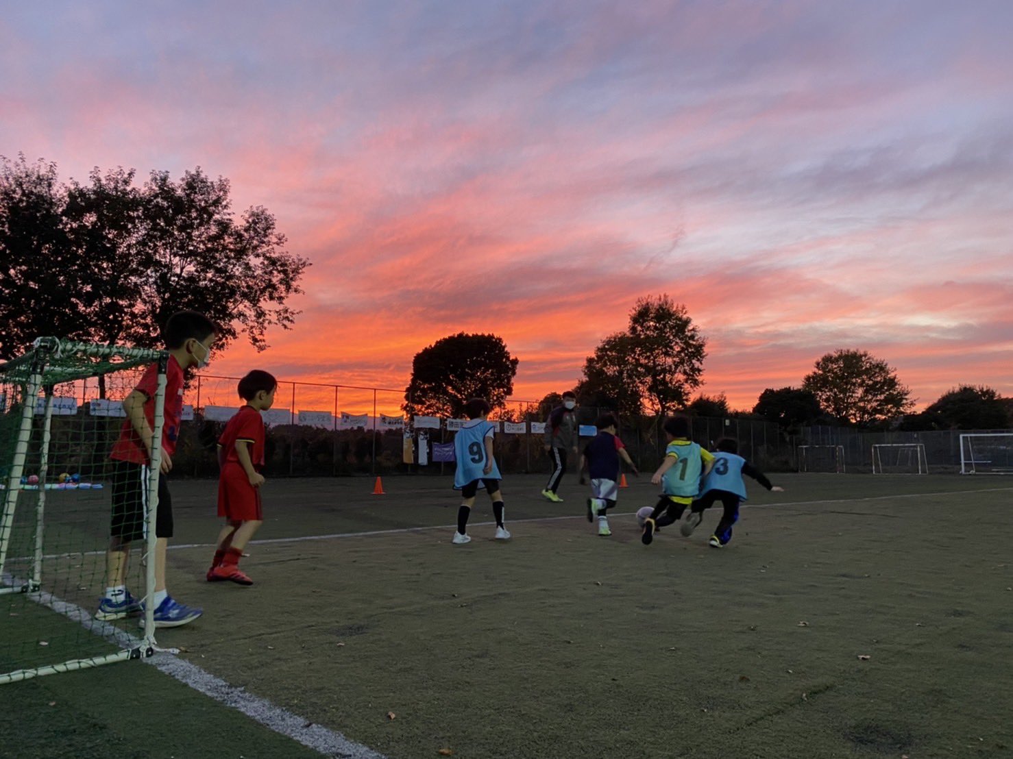 総合型 アローレ八王子スポーツクラブ プログラム紹介 サッカースクール 幼児から小学生まで色々な年代が楽しくサッカーに取り組めるよう 幅広くクラスを設けています 詳細はhp内のプログラムから T Co Pc79vrsnts アローレ八王子