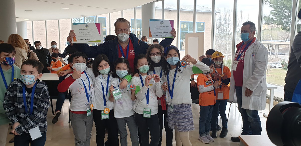 La_UPM's tweet image. Los más pequeños ya tienen sus premios en la @fllmadridUPM #cargoconnect #morethanrobots #fllupm #nosoloingeniería #somosupm #fllspain