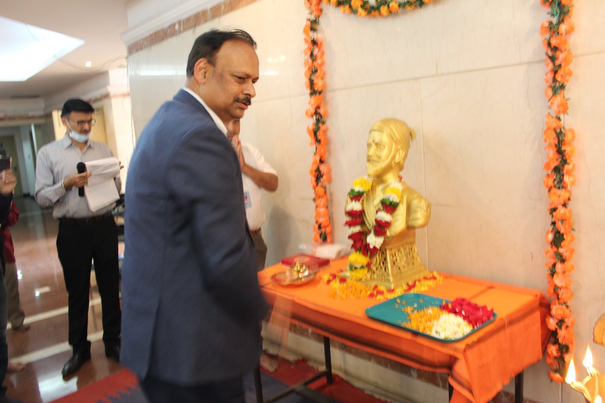 CETTM_MTNL's tweet photo. On the occasion of Chhatrapati Shivaji Maharaj Jayanti, Shri PK Purwar, CMD BSNL &amp; MTNL paid his respects to Chhatrapati Shivaji Maharaj at MTNL CETTM,Mumbai. 
@MTNLOfficial @CMDBSNL @CMD_MTNL 
#ChhatrapatiShivajiMaharaj #ShivajiJayanti https://t.co/csFuNNO9ns
