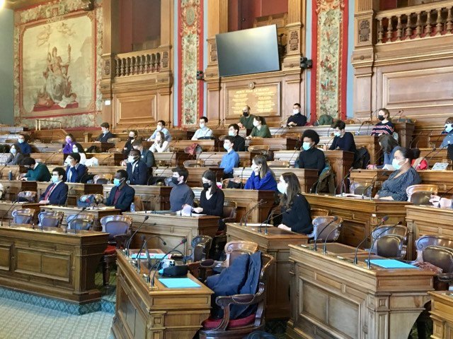 Helenebidard's tweet photo. En séance plénière ce matin avec la nouvelle promotion Gisèle Halimi - "Ne vous résignez jamais !" du #CPJ - Conseil Parisien de la #Jeunesse.
Alimentation durable, JOP 2024, accès aux droits des jeunes majeur·es de l'ASE, urbanisme : de belles perspectives de travail pour 2022 ! https://t.co/uDYxd03BMf