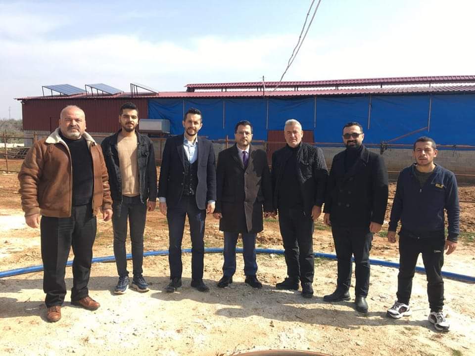 AK_PARTI_DEFNE's tweet photo. İlçe Başkanımız Mehmet Döner, İlçe Gençlik Kolları Başkanımız Yusuf Özyurt ve Teşkilatımız #Harbiye Mahalle Sakinlerimizden Tarım ve Hayvancılık üzerine Faaliyet gösteren "Mansuroğlu" Ailesini #Bozlu Mahallesindeki işyerinde Ziyaret edip Hayırlı işler dileğinde bulunduk. https://t.co/5SM9IwoKEl