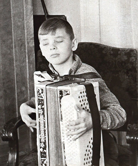HistoryFoto's tweet photo. «Мы выбираем путь идем к своей мечте, И надо не свернуть в пути уже нигде» Юрий Антонов. Сегодня у него день рождения. https://t.co/YMnRf0q4Hl