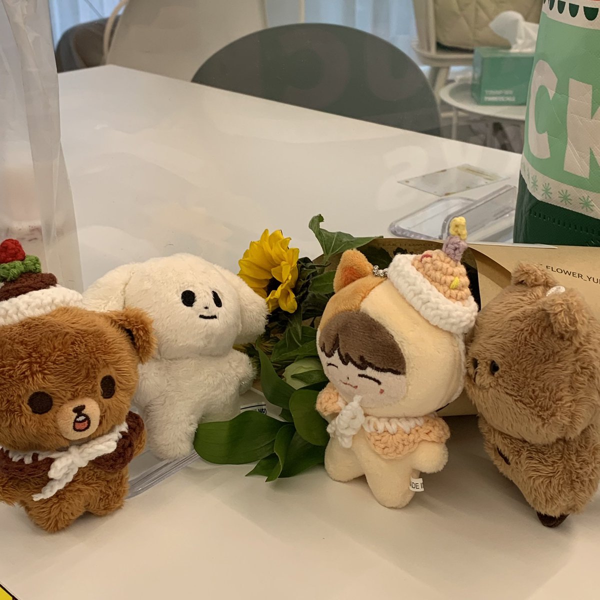 JW_CLOVER's tweet photo. #정우를_만나고_우리_도시는_언제나_빛나 
#데일리덕
 
특전이 소진 돼서 아쉬웠지만 꽃이랑 정우가 같이 있는게 너무 이뻤구 꽃도 직접 고를 수 있어서 정말 좋았어요!! https://t.co/xCmVBf1H08