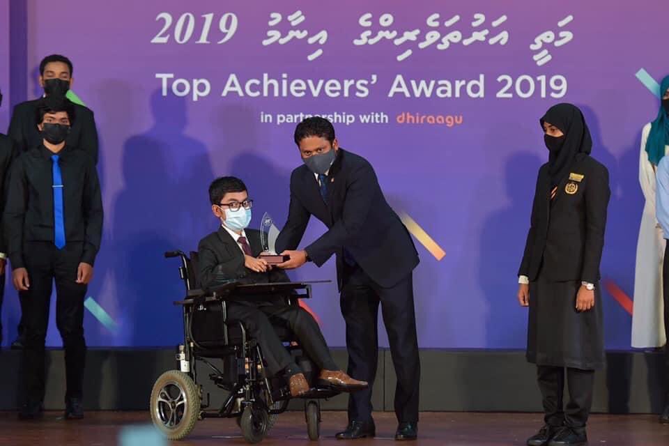 ainthRai's tweet photo. "މަންމަ އާނުލ��އި  ނޫޅެވޭނެ.  މަންމަ  ނެތިއްޔާ  ބޭއްވިތާކު  އޮންނަންޖެހޭނީ"  
ﷲ އިރާދަކުރެއްވިއްޔާ އުމުރަށް  ޚިދުމަތުގައި  ދެމިހުންނާނަން  🌟👨🏿‍🦽💖 https://t.co/oYBiasJtcZ