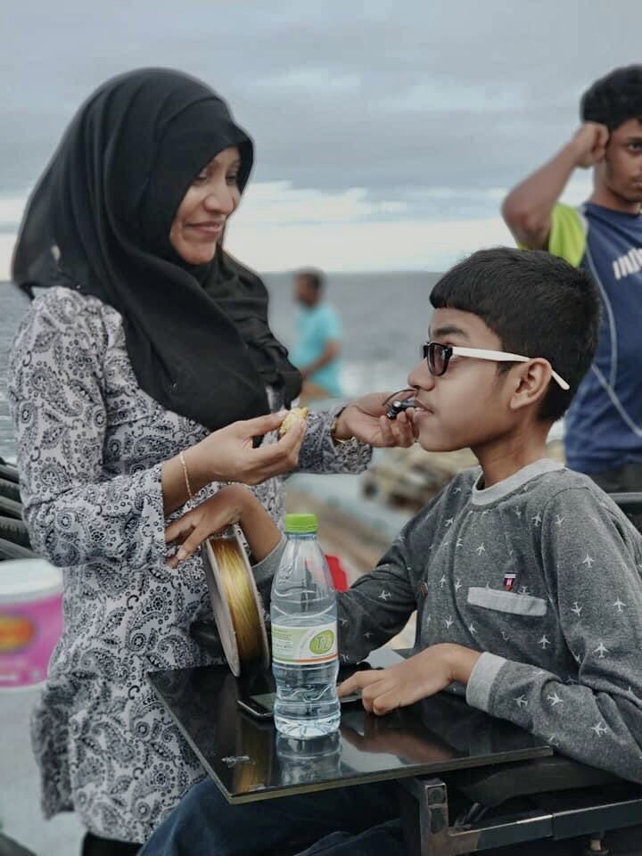 ainthRai's tweet photo. "މަންމަ އާނުލ��އި  ނޫޅެވޭނެ.  މަންމަ  ނެތިއްޔާ  ބޭއްވިތާކު  އޮންނަންޖެހޭނީ"  
ﷲ އިރާދަކުރެއްވިއްޔާ އުމުރަށް  ޚިދުމަތުގައި  ދެމިހުންނާނަން  🌟👨🏿‍🦽💖 https://t.co/oYBiasJtcZ