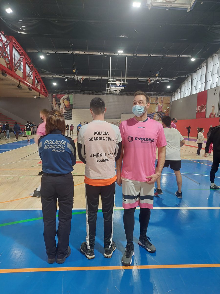 policiademadrid's tweet photo. Hoy nuestra  Unidad de Gestión a la diversidad #UGD ha participado en el día contra la #LGTBIfobia en el #deporte, en las instalaciones deportivas de Canal de Isabel II junto a @GMadridSports, @mediosLGTBIPOL @MadridJuventud .
El deporte nos une, gana la tolerancia y el respeto https://t.co/XCOEwIHbgl
