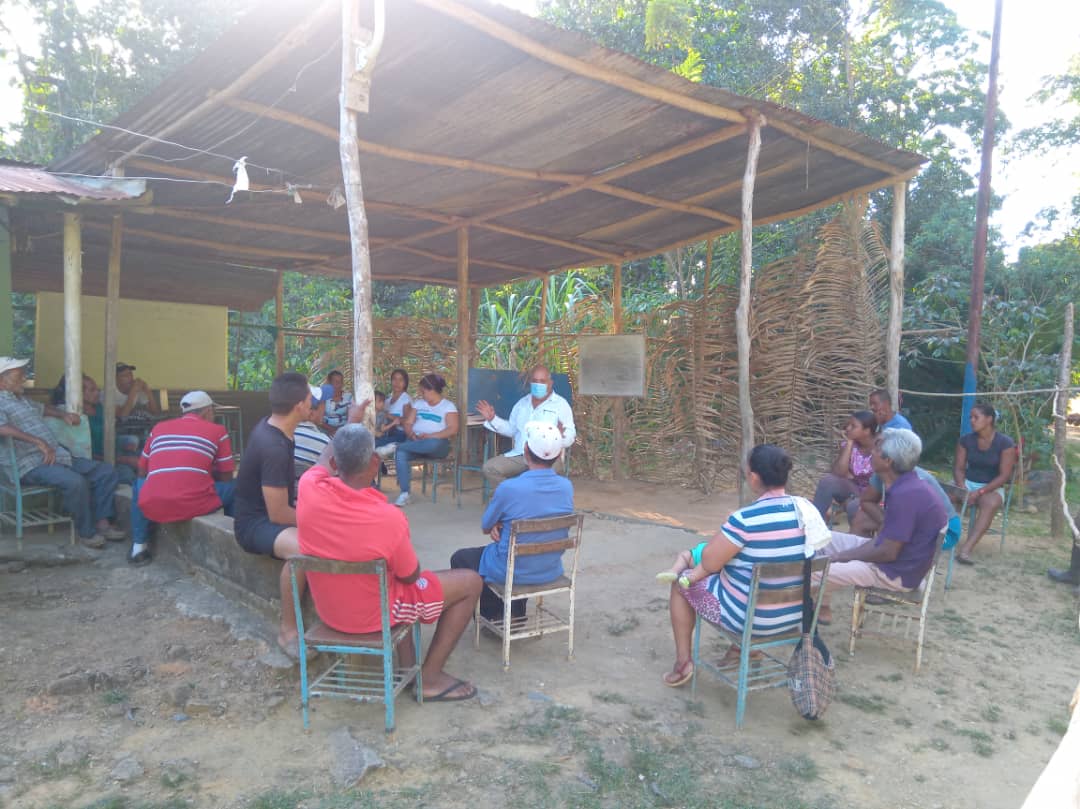 miguelvasquez60's tweet photo. Seguimos recorriendo el estado #Sucre como siempre.

Hoy llegamos a la población de Ojo de agua de Caituco, en #Benitez, nos reunimos con sus pobladores y nos comprometimos a hacer todas las diligencias para lograr la construcción de su escuela,que desde hace 10 años no la tienen https://t.co/gA3x2DKumI