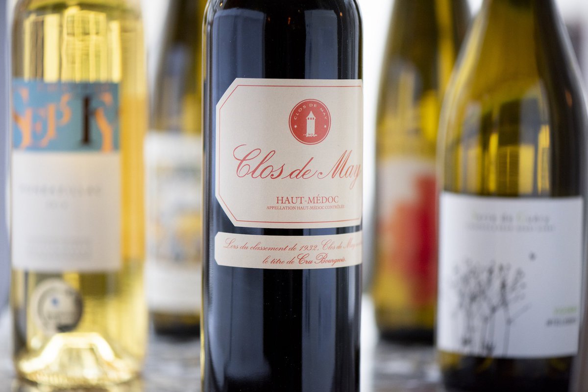 Clos de May 
Druif: Merlot / Streek: Haut-Médoc - Bordeaux
Complexe aroma’s van kersen, bramen, aardbei, peper en drop. Door de houtlagering een mooie structuur en aroma’s van vanille en toast. In de mond veel fruit met rijpe tannines en een mooie structuur.