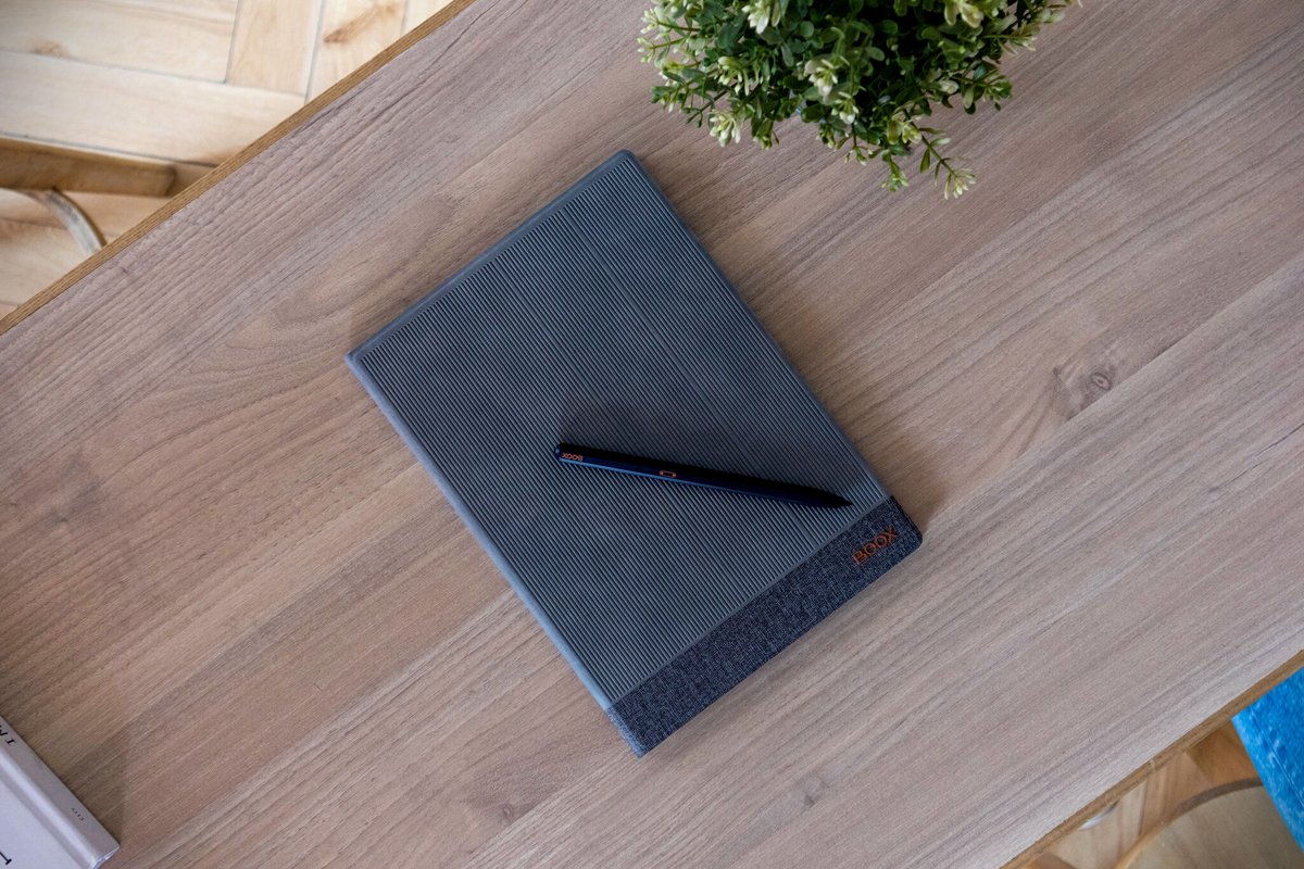 OnyxBoox's tweet image. We've also made a magnetic protective case for #Note5. The premium anti-slippery material can provide well-round protection to Note5. Buy it along with Note5, and get 40% off the case at bit.ly/3nvpAxI