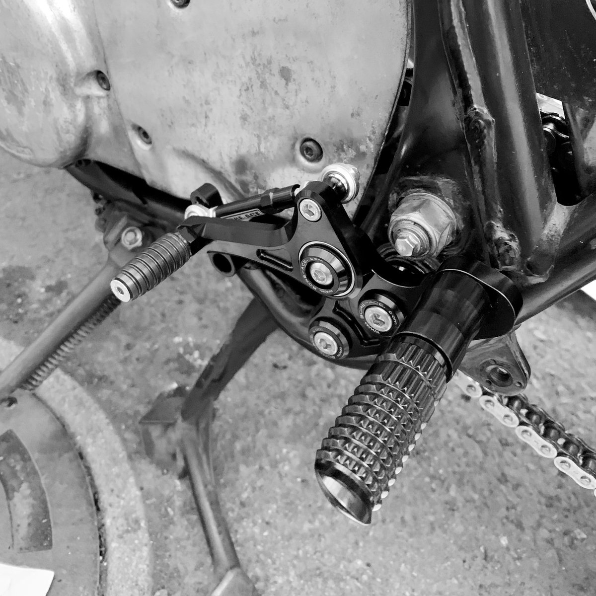 HIKARU_883's tweet photo. #SR400
#BOREACE
#backstep #バックステップ
#manifold #マニホールド
#CR #carburetor #キャブレター
#goods #throttle #スロットル
2%er #ツーパーセンター
#yamaha
約8時間友人とぶっ通しで作業した^_^
次は配線を短くしてまとめる^_^ https://t.co/i3zWb54jKn