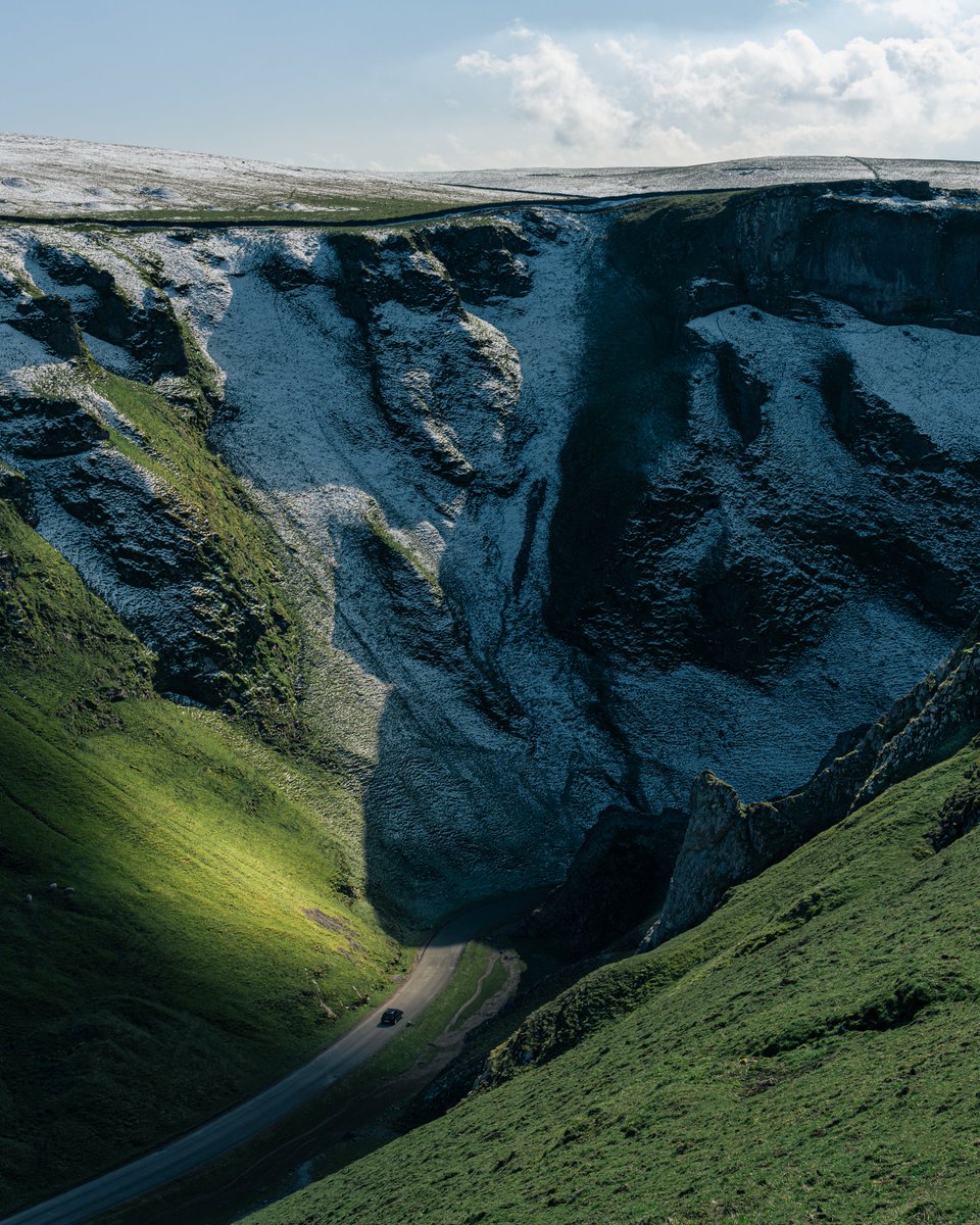 24_tbf's tweet image. How ominous is this shot? 🤯 Perfect lighting on the car leading into the shadows of the unknown...

#photography #landscapephotography #peakdistrict #winnatspass #SonyAlpha #tamron