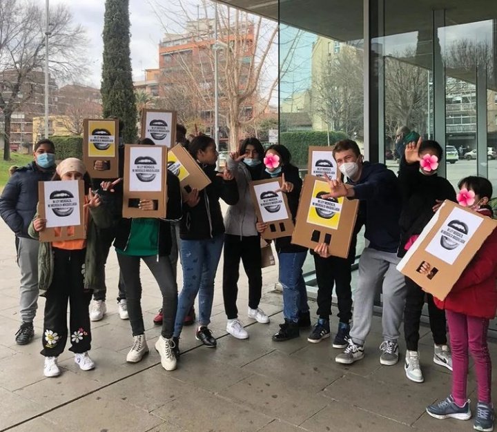 AAtzarola's tweet photo. També hem sortit al carrer per protestar contra la Llei Mordassa. 

L'Escoleta Popular no pot deslligar-se de la defensa del Moviment per l'Habitage, i es mobilitzarà en tot entorn segur 💚 https://t.co/R7l98DWTLB