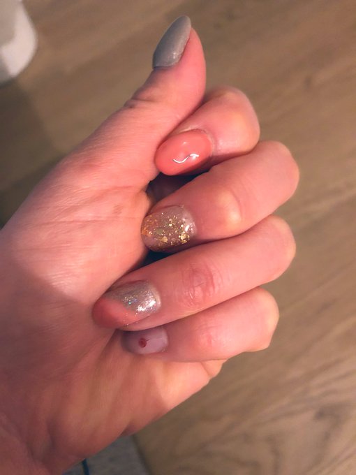 実は今日ね、、

セルフネイルに挑戦したのだぁ〜っ💅
思い立ったら即行動〜っ(๑・̑◡・̑๑)

うーん🧐難しい😇😇

実はこれ全部100均なのだ❣️
今やジェルネイルも100均でできる時代に🥰🥰
すごくない⁉️ 