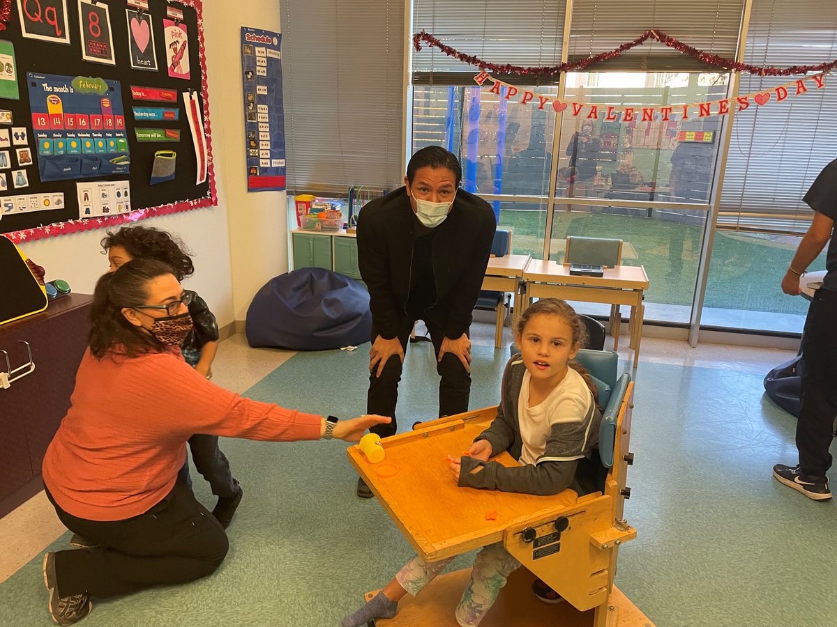 eastersealshou's tweet photo. Loved having #WalkWithMeHouston #Celebrity #Chairman @brianching at #CarolineSchool this week & he even got to meet our #WWM2022 #Ambassador Evelyn Students gave him a #Valentines Card & he signed a jersey for @cristenreat @HoustonDynamo #ChingsChampions https://t.co/gOfN5wdHiW https://t.co/8NeJvxNd19