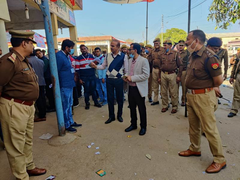 DM_Etah's tweet photo. आज मा0 प्रेक्षक की मौजूदगी में मण्डी समिति पहुंचकर पोलिंग पार्टी रवानगी का जायजा लिया तथा मौजूद अधिकारियों, कार्मिकों को मा0 आयोग की मंशानुसार 20 फरवरी को स्वतंत्र, निष्पक्ष एवं शांतिपूर्ण मतदान सम्पन्न कराने के निर्देश दिए।  @ceoup @ECISVEEP @SpokespersonECI https://t.co/flkLsgV4lR