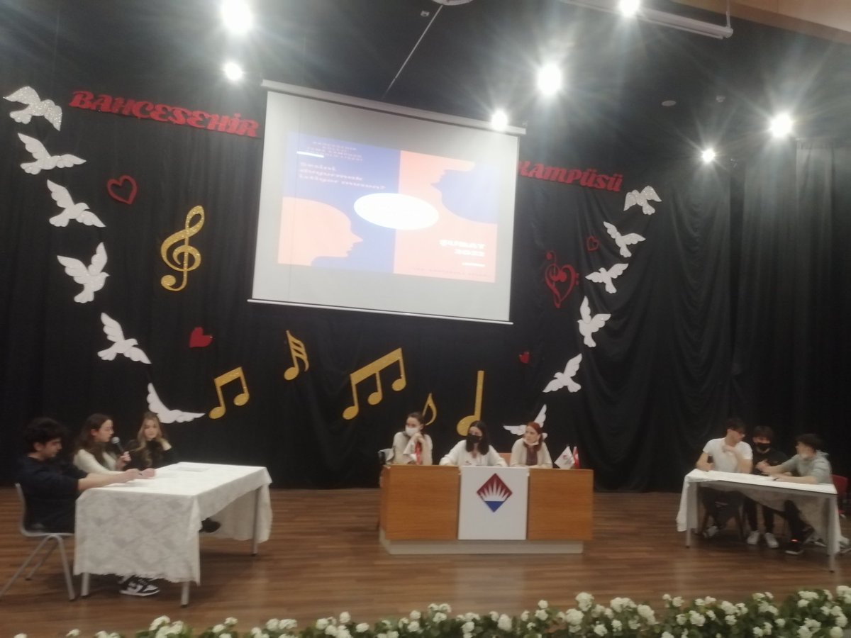 Türk Dili ve Edebiyatı dersleri kapsamında geleneksel olarak gerçekleştirdiğimiz "Münazara" etkinliğimizde çeyrek final tamamlandı.Öğrencilerimiz teknolojiden tıbba,ekonomiden sosyolojiye birçok konuyla ilgili fikirlerini tartıştılar. <a href="/tugbaaktas2015/">Tuğba Aktaş Cihanoğlu</a> <a href="/bk_atakenttema/">Bahçeşehir Koleji Atakent Tema Kampüsü</a>