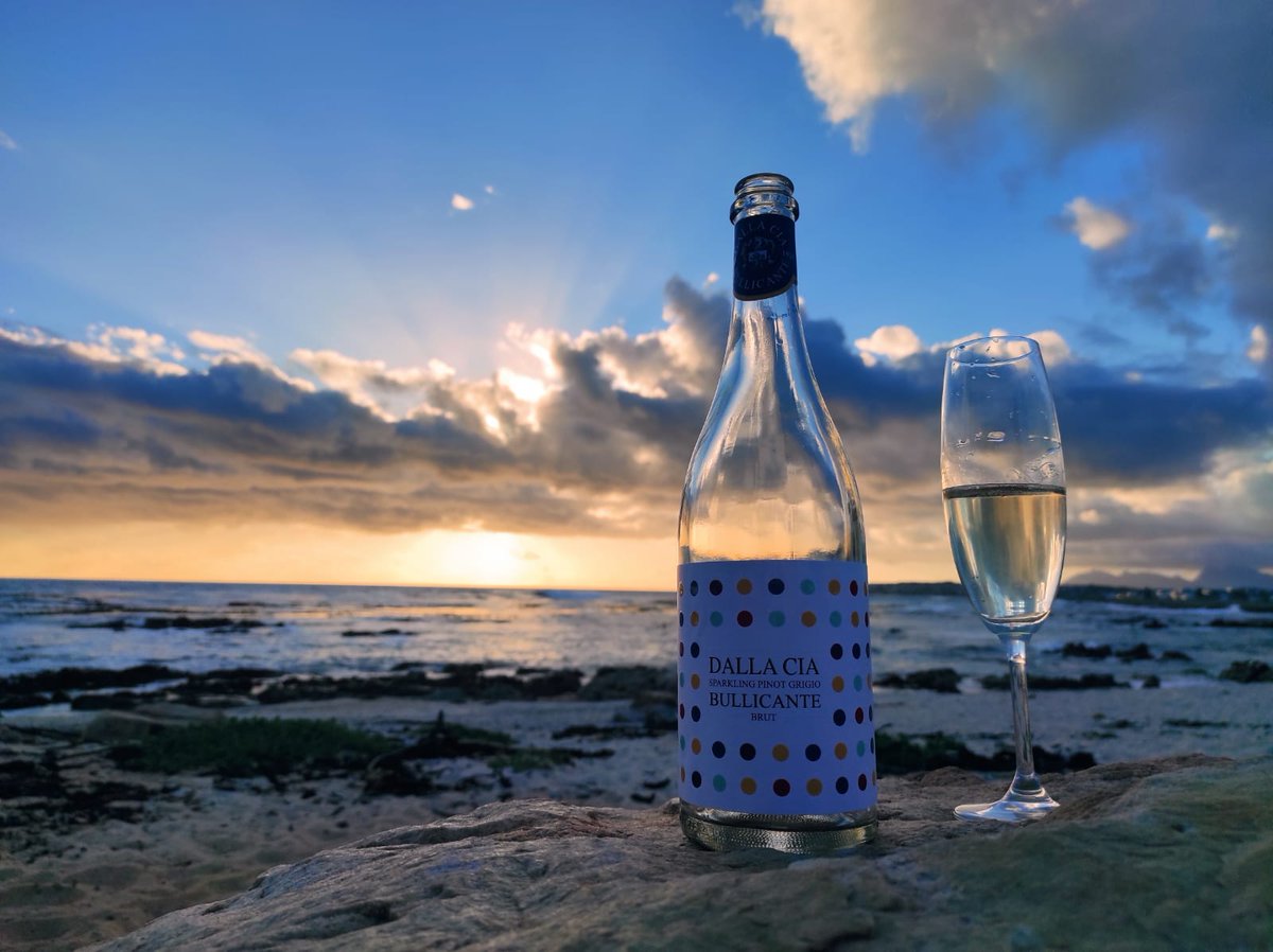 #SunSets &amp; #Bubbly are proof that no matter what happens, everyday ends beautifully. 
#Supportlocal and enjoy a glass of bubbly during the #GreenFlash at days end.  CHEERS!!
@DallaCiaGrappaWines <a href="/HermanusTourism/">Hermanus Tourism</a> <a href="/HermanusOnline/">Hermanus Online</a> <a href="/OverbergNews/">OverbergNews</a> #DallaCia #Bullicante