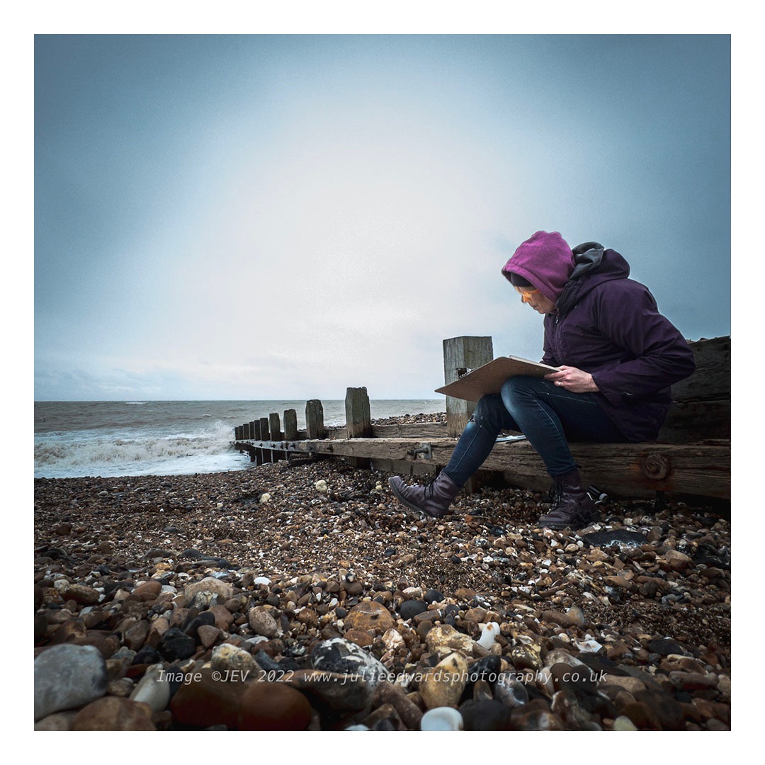 j_edwards_art's tweet photo. #sketching on #worthingbeach outside @eastbeachstudios in the #stormyweather , quite exhilarating!
Having to work very roughly and quickly in charcol , white acrylic paint & pencil
#seascape #seascapepainting #nature #enpleinair #sussexartist #gettingbacktonature https://t.co/2nfA3GHB0D