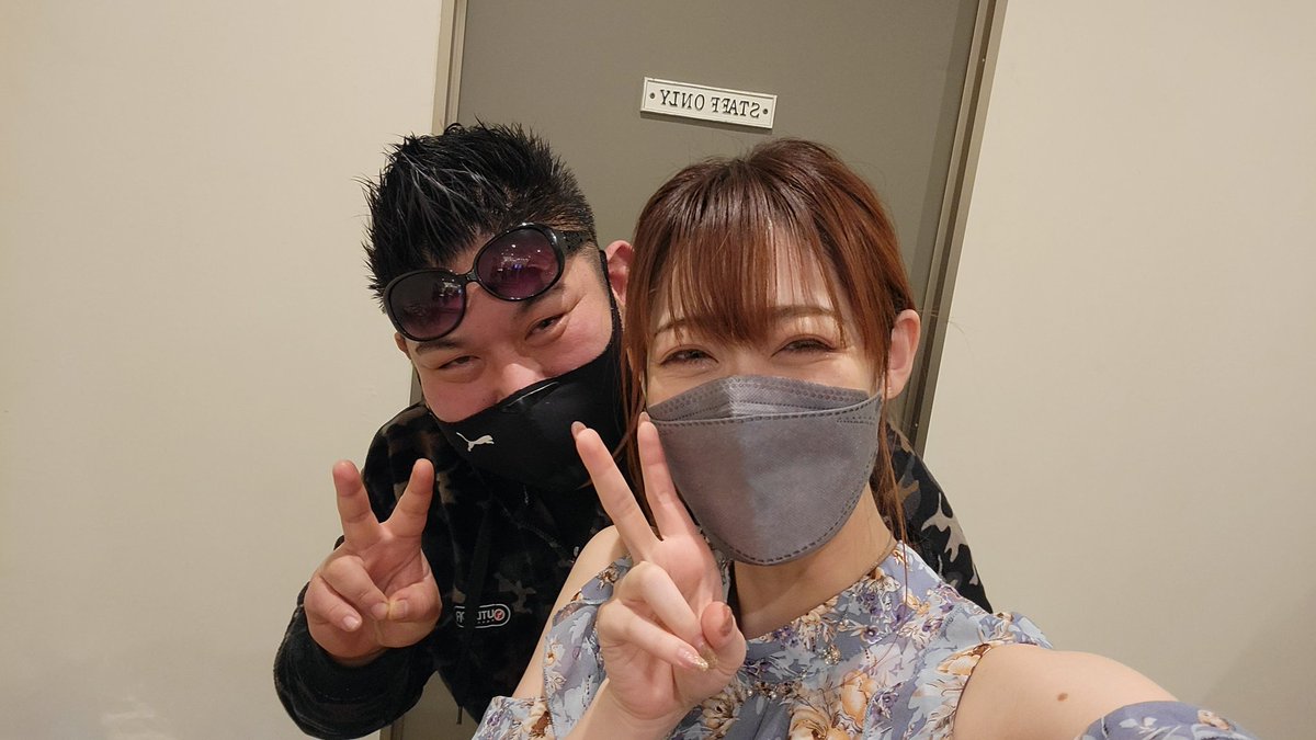 tsunoponpapa's tweet photo. なんか、久しぶりの物販楽しかったなぁ。あむみー、きみかだけじゃなく、宏実さんともお話出来た

本日の一番、盛り上がりネタ

たぞ、おかしかったよね、あんとき。
↓
たぞ、お菓子を配ってたよね、あんとき。(正解)

見事な誤解で、たぞ、きみかと大爆笑だったな

宏実さんとのやつ、マスクの耳(泣) https://t.co/CmP2RXd9cY