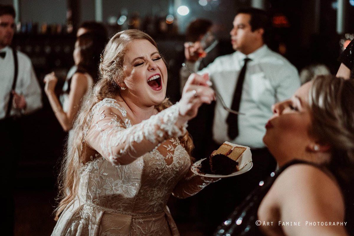 WhoMadeTheCake's tweet photo. But does our cake taste good? These photos say it all! #weddingcake #houstoncakes https://t.co/Vvoc2c3744