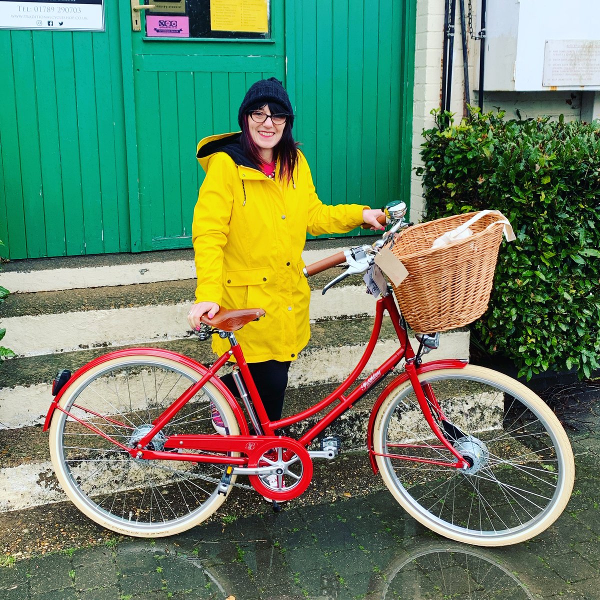 Appropriately-dressed Michelle collecting her new Pashley Britannia.
#newbike #pashleybritannia