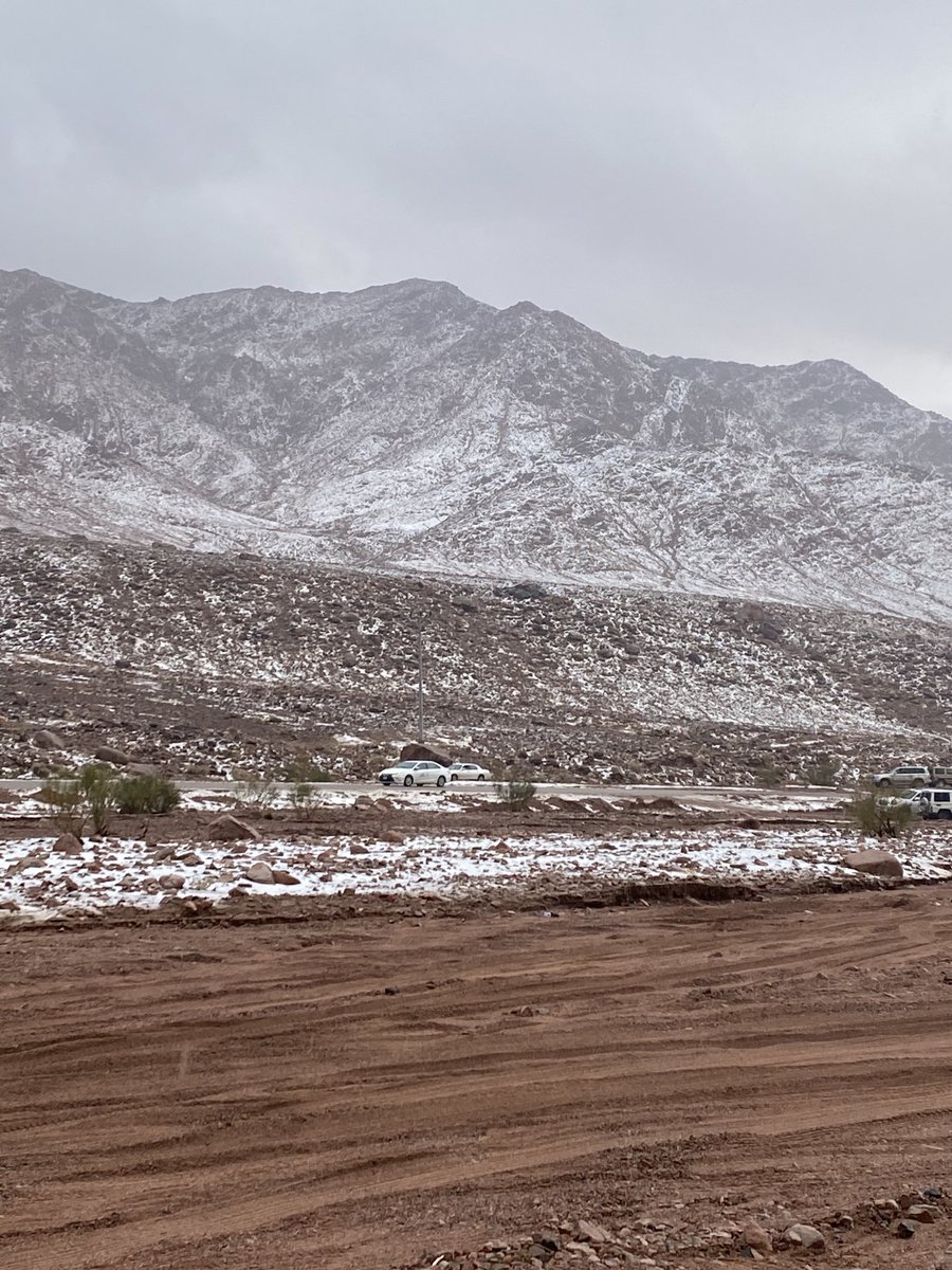 ثلوج ضواحي حقل