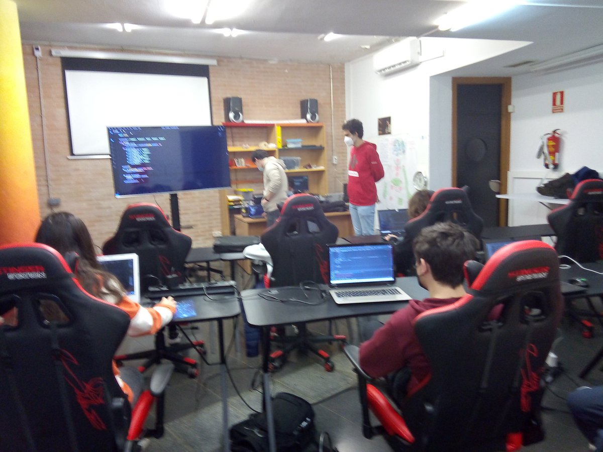 majadajoven's tweet image. Hoy en #coderdojomajadahonda hemos reorganizado grupos porque ¡CRECEMOS!. Hemos programado con #codecombat