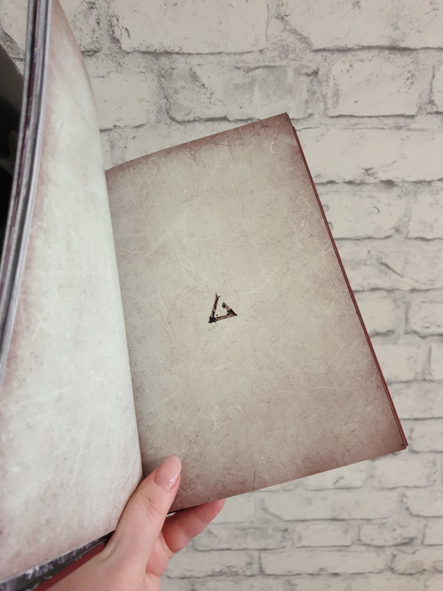 Red_Heron's tweet photo. А я же вам не показала красоту от @L_B_Book 
Ору с форзаца, он очень круто.к https://t.co/QV6qyEQ5qN