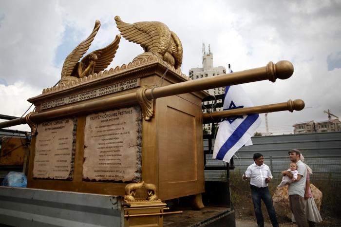 Святая святых ковчег завета. Где находится завет. Где находится завет. Херувимы на ковчеге завета. Ковчег завета книга.