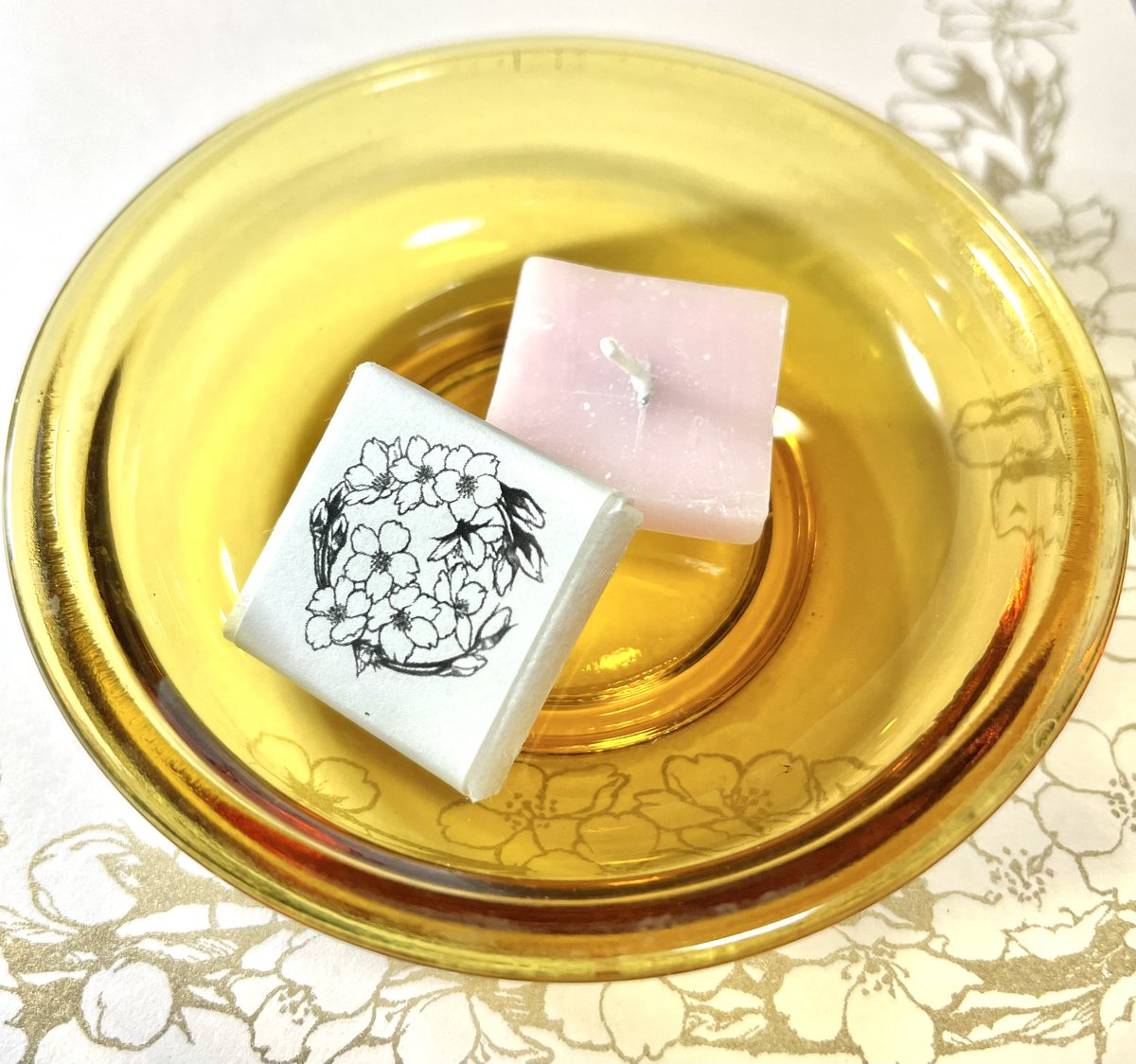 私も大好きで超推しの桜文香ろうそく付きのレターセット本当に好評で、ゆらり本舗さんのお力とお品の魅力に感謝しつつお陰様で本当に良いレターセットとなったと思います。
こちらは現在LUPOPOさんとCochoCochoさんに納品分で完売となります。(通常版はさくら咲くマーケットさんに有り) 