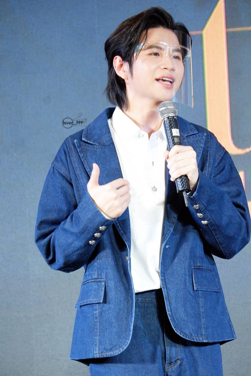 lover__PPP's tweet photo. ตอนพูดบนเวทีก็มีเสน่ห์นะ น่าฟัง 🎤
#คนของแปลน #PlanRathavit 
#PraewTalkxMeanPlan https://t.co/5QHJZsctin