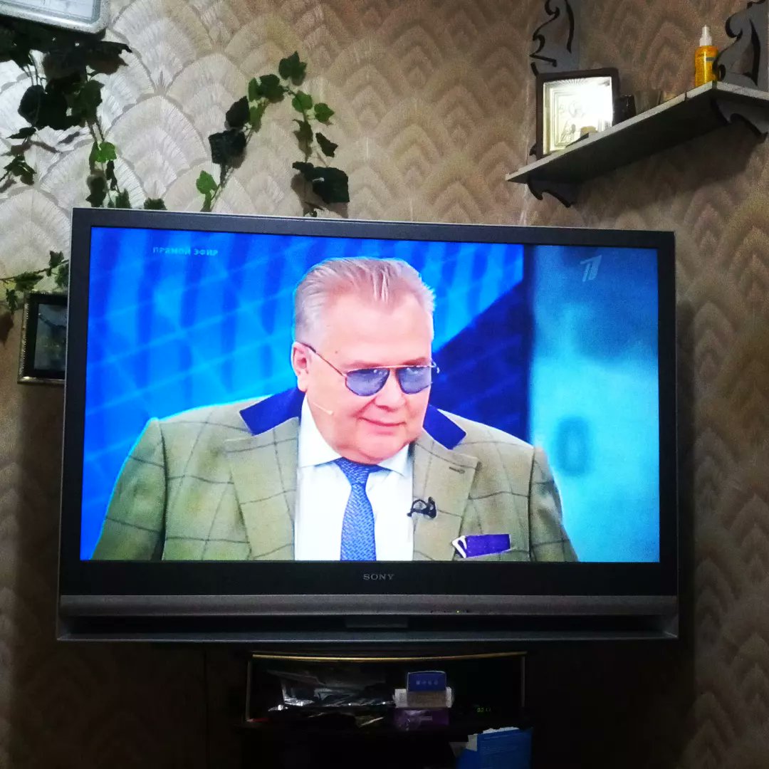 ...здравствуйте...вот , бля, токо поменял лампу на проекторе ,а там эта рожа🤦🏽‍♂️...