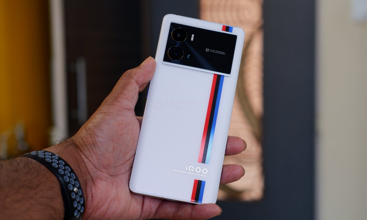 GadgetFreak4U's tweet photo. Testing the #IQOO9Series with #MonsterInside @Qualcomm @Snapdragon 8 Gen 1 SoC. I can't stop admiring the @BMWMotorsport inspired design with Kevlar pattern that looks premium. More on that as I use it more. #CPInsights https://t.co/48iamJn64s
