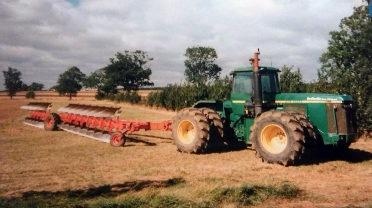 Been reading about the early <a href="/JohnDeere/">John Deere USA</a> actic tractors in <a href="/ClassicTracMag/">ClassicTractorSandy</a> here's a 8640 and 8850 of <a href="/BedfordiaFarms/">Bedfordia Farms</a>