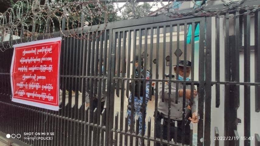 Chanapai247's tweet photo. The house of Myanmar's famous vocalist Chan Chan (Myanmar Nightingale) in #Thanlyin was sealed off by SAC this afternoon as she is also a pro-democracy activist.

#2022Feb19Coup 
#WhatsHappeningInMyanmar https://t.co/txNTEumI99