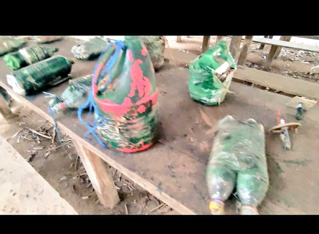 Explosivos improvisados capaces de desmembrar a un ser humano o animales de cría de los campesinos, con estos explosivos canalizan a la población y les coartan el libre tránsito constitucional por su territorio. Son aberraciones implantadas desde Colombia. #ApureEsNuestro