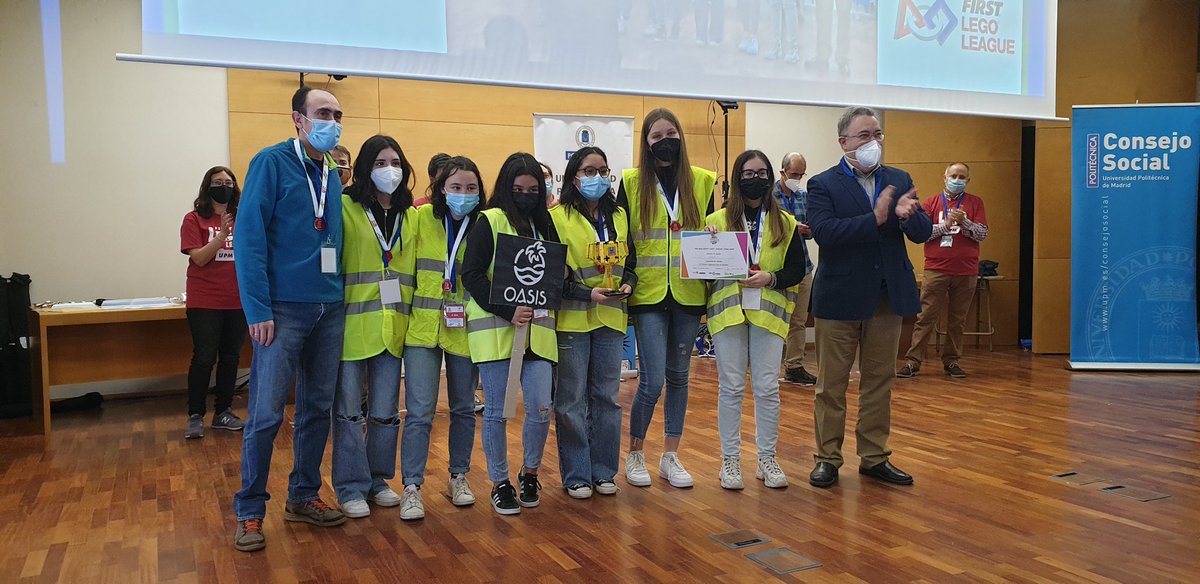 La_UPM's tweet image. El primer premio Ingeniera soy al ganador que ds acceso a la final es para Oasis de @IESSampedro3Can . Lo entrega Guillermo Cisneros, rector de la UPM. ¡Enhorabuena! #cargoconnect #morethanrobots #fllupm #nosoloingeniería #somosupm #fllspain