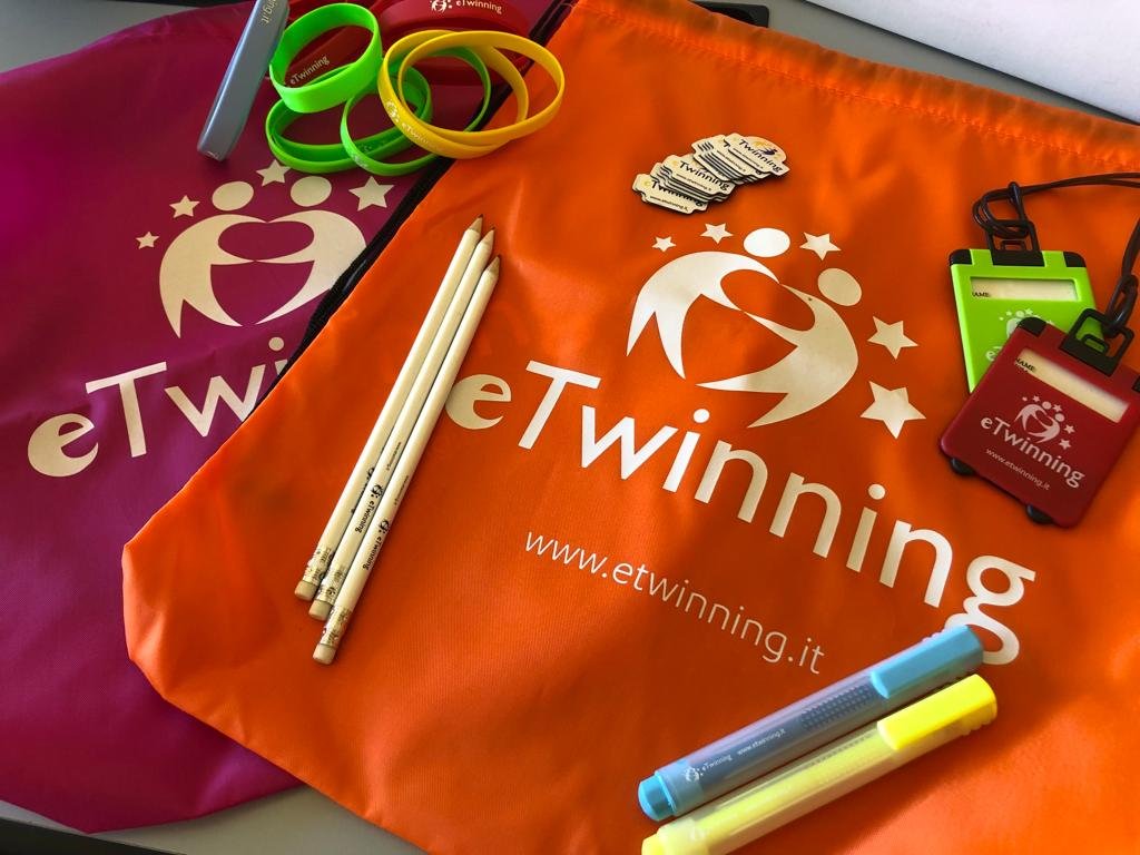 GasperiIc's tweet photo. 🇮🇹🇬🇧 gli alunni di 2A, 3A e 3B, vincitori del Quality Label per il progetto "NO to racism" hanno ricevuto i gadget ufficiali #etwinning #notoracism 👏🏻👍🏻 @eTwinning_Ita https://t.co/iB3jjsNMRq