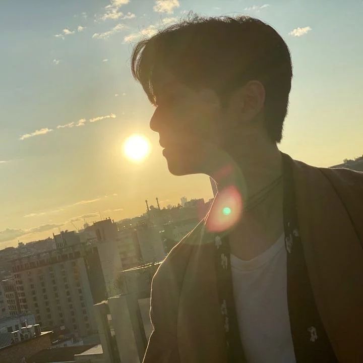 wannayourstar's tweet photo. #EUNWOO AND A PICTURE WITH SUNSET!! ☀️✨ https://t.co/WqyjuG2P4u