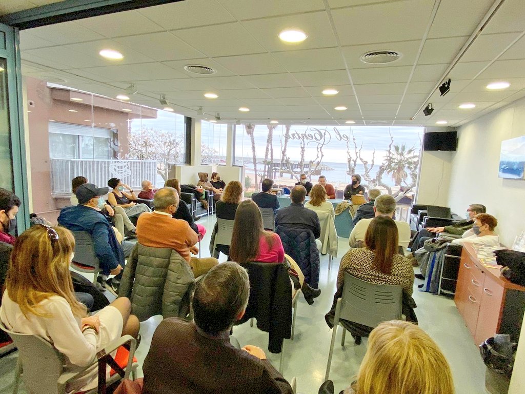MoniRabassa's tweet photo. 📚 Feliç de veure editada (@ArolaTeatre) i presentada l'obra guanyadora del Premi Recvll de Teatre 2021: "L'aprenenta" d'@IgnasiGarciaBar.
Gràcies per fer-ho possible! 👏🏼#PremisRecvll #Blanes @Blanes_cat https://t.co/d4CR6T0BGu